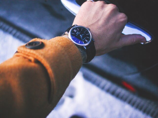 20代の男性が着用している腕時計のイメージ