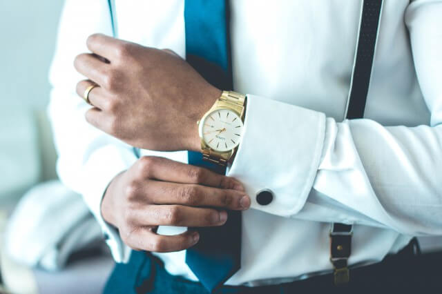 スーツと腕時計を着用した男性のイメージ