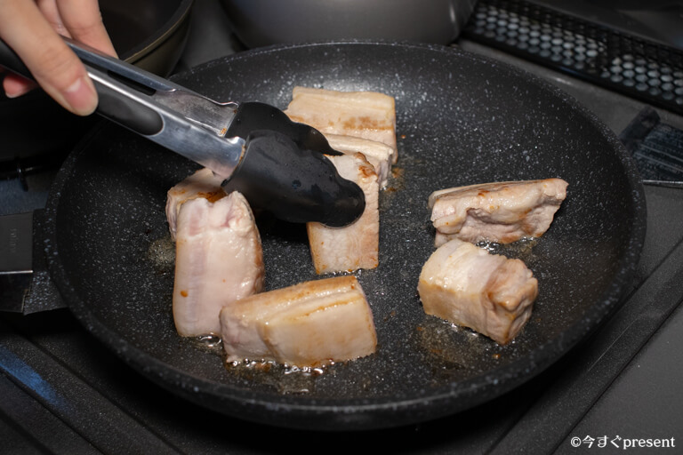スロークッカー調理ようにフライパンでお肉を焼いている写真