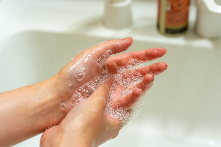 SWATi_スワティー_Hand Care Wash（ハンドケアウォッシュ）_手を洗っているところ