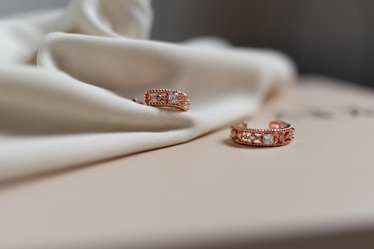 ADORNMONDE(アドーンモンド)_Kingsley Rose Gold Crystal Earcuff Set_デザイン