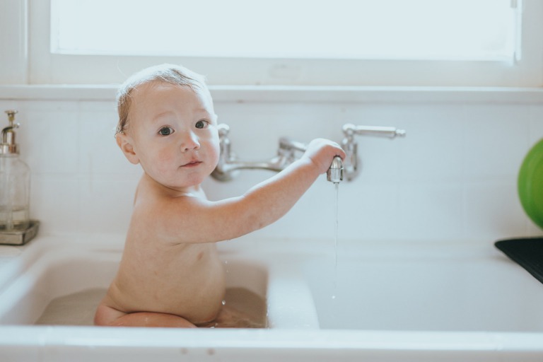 お風呂に入っている赤ちゃんのイメージ