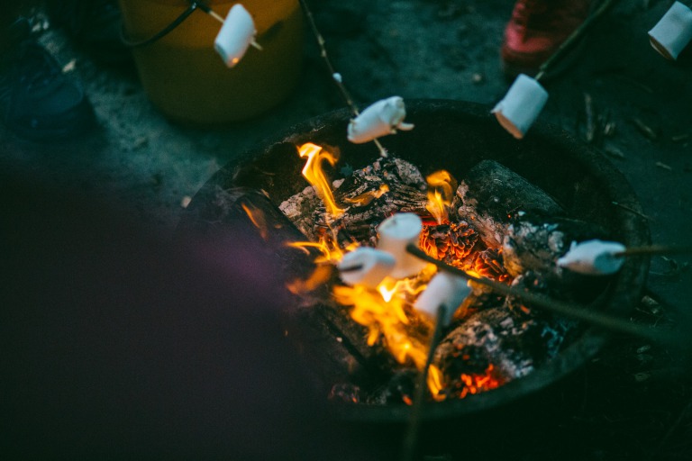 キャンプで焚火を楽しんでいるイメージ