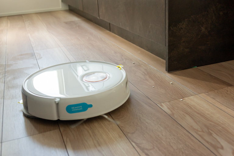 yeedi Floor 3+_広範囲に巻いた猫砂もどんどん吸い込むロボット掃除機
