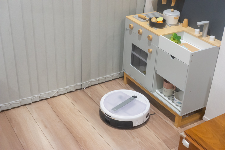 yeedi cube_家具を避けて掃除しているロボット掃除機